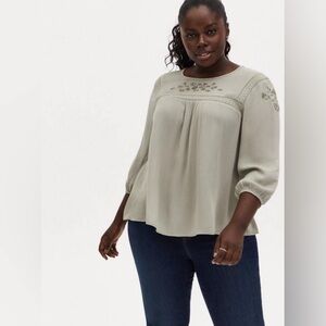 Torrid Crinkle Gauze Embroidered Top Sz 0X (14W) EUC